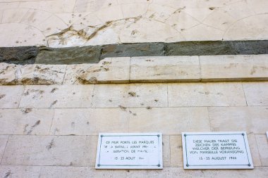 Notre-Dame de la Garde (Our Lady muhafız), Marsilya, Fransa, ve kentin en ünlü sembolü Katolik bir bazilika ve hac sitesi. En çok ziyaret edilen sitesi Marsilya