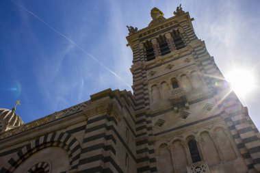 Notre-Dame de la Garde (Our Lady muhafız), Marsilya, Fransa, ve kentin en ünlü sembolü Katolik bir bazilika ve hac sitesi. En çok ziyaret edilen sitesi Marsilya