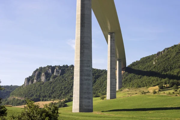 Millau Viyadüğü bir kablo nehir Tarn, Güney Fransa'da Millau yakınındaki Vadisi açıklıklı köprü kaldı. Bir gemi direği'nın Zirvesi 343 m ile dünyanın en yüksek köprüdür.