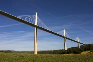 Millau Viyadüğü bir kablo nehir Tarn, Güney Fransa'da Millau yakınındaki Vadisi açıklıklı köprü kaldı. Bir gemi direği'nın Zirvesi 343 m ile dünyanın en yüksek köprüdür.
