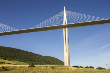 Millau Viyadüğü bir kablo nehir Tarn, Güney Fransa'da Millau yakınındaki Vadisi açıklıklı köprü kaldı. Bir gemi direği'nın Zirvesi 343 m ile dünyanın en yüksek köprüdür.