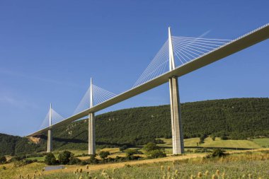 Millau Viyadüğü bir kablo nehir Tarn, Güney Fransa'da Millau yakınındaki Vadisi açıklıklı köprü kaldı. Bir gemi direği'nın Zirvesi 343 m ile dünyanın en yüksek köprüdür.