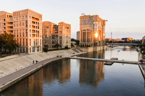 Montpellier, Fransa. Lez otel de bölge Occitanie ile River'da günbatımı et Quartier Antigone Languedoc-Roussillon (Oksitanca bölgesel Konseyi)