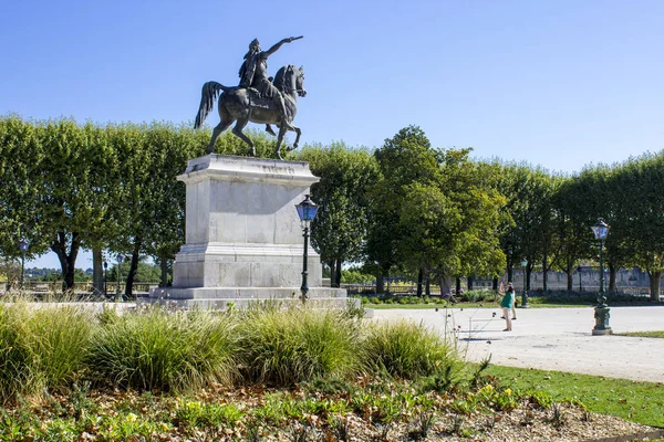 Montpellier, Fransa Promenade du Peyrou anıtları. Aqueduc Saint-Clement (acueduct), anıtsal chateau d'eau (su kulesi) ve Louis XIV Fransa'nın atlı heykeli