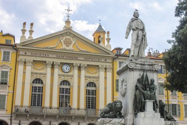 Anıt bir Garibaldi ve Chapelle du Saint-Sepulcre Place Garibaldi, Nice, Fransa