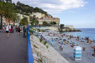 İnsanlar güzel bir yaz günbatımı Opera Plage, oldes beach Nice Fransız şehrin keyfini çıkarın