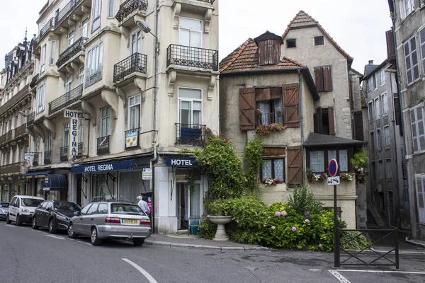在法国城市的街道角落 与酒店 汽车停放 和传统的房子 木制的窗户 — 图库照片