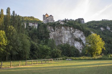 Saint-Cirq-Lapopie, Fransa'da en güzel köylerinden görünümünü