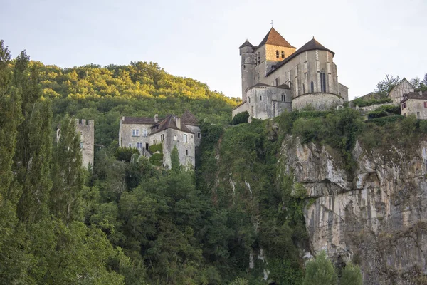 Saint-Cirq-Lapopie, Fransa'da en güzel köylerinden görünümünü