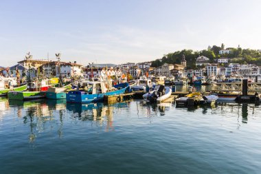 Tekneler, bağlantı noktası Saint-Jean-de-Luz Fransız Bask ülke, Aquitaine, Fransa