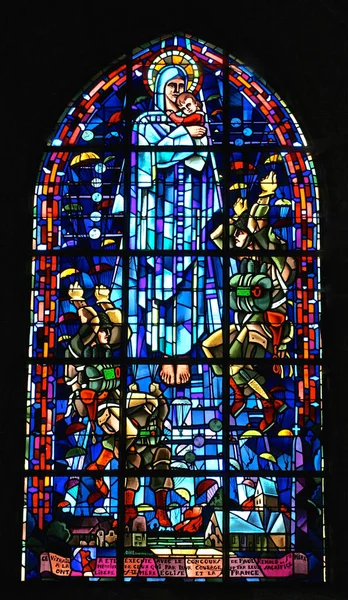 彩色玻璃窗口在圣只 诺曼底 描绘了伞兵降落在诺曼底登陆在二战期间 — 图库照片