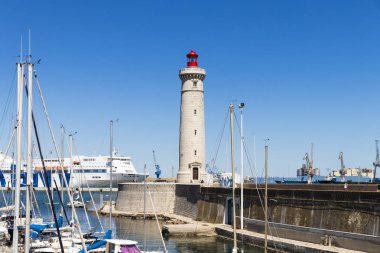 Bağlantı noktası, Sete, Güney Fransa, Phare du köstebek Saint-Louis deniz feneri ve arka planda Gnv Majestic ile tekneler