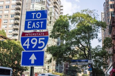 New York şehri. Çıkış Rating sokak işareti ile yön için eyaletler arası 495