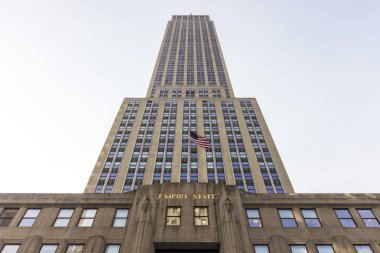 New York şehri. Empire State Binası, Midtown Manhattan'ın 1,454 boyunda (443.2 m) Toplam duran bir 102 katlı Art Deco gökdelen aşağılardan atış