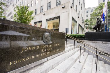 New York şehri. Amerikalı yatırımcı ve iş adamı John D. Rockefeller Jr. Rockefeller Merkezi Manhattan'ın önünde anıt
