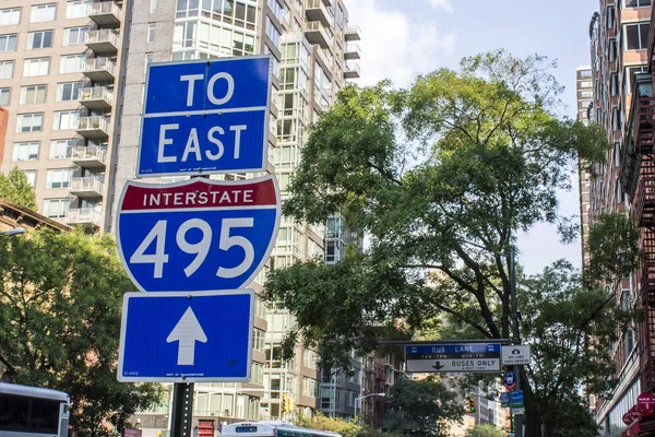 Ciudad Nueva York Señal Tráfico Con Indicaciones Salida Interestatal 495 — Foto de Stock
