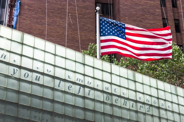 Ciudad Nueva York Bandera Estadounidense Ondeando Vietnam Veterans Plaza Monumento — Foto de Stock
