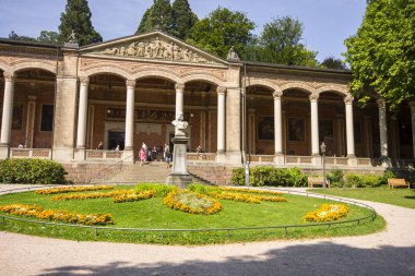 Baden-Baden, Almanya. Trinkhalle (House) pompa, karmaşık, freskler ve banklar ile kaplı bir 90 metrelik arcade colonnade Kurhaus spa bir binada