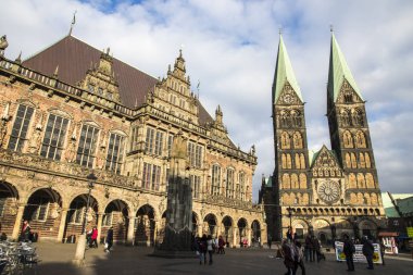 Bremen, Almanya. Bremen Belediye Binası (Bremer Rathaus), Roland ve Katedrali (Sankt Petri Dom) heykeli. 2004 yılından bu yana Dünya Mirası