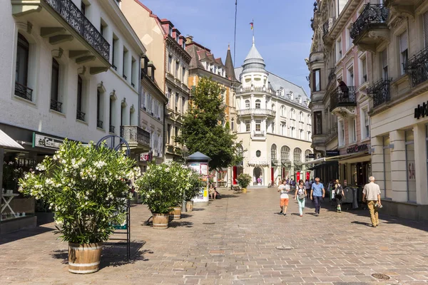 Baden-Baden, Almanya. Old Town (Altstadt), caddelerinden birinin sayısı gün güneşli yaz