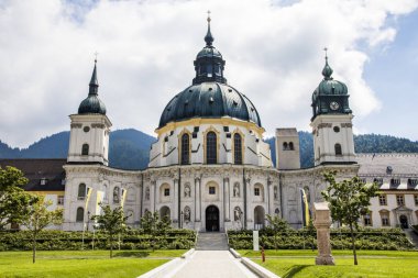 Ettal Abbey (Kloster Ettal), bir Benedictine Manastırı köyün Ettal, Bavyera, Almanya'nın ana cephesi