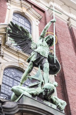 Hamburg, Almanya. Şeytan, St. Michael'ın zaferi heykel St Michael's Kilisesi (Hauptkirche Sankt Michaelis ana giriş)