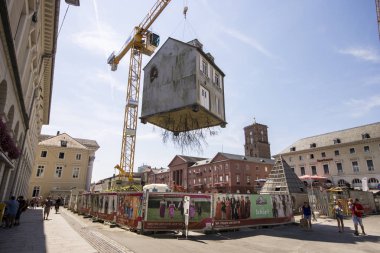 Karlsruhe, Almanya. Askıya alınmış evi Marktplatz Arjantinli sanatçı Leandro Erlich yazıldı, bir sanat eseri bir inşaat vinç asılı Pulled kökleri tarafından aradı