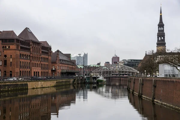 Hamburg, Almanya. Depo bölgesi, Elbphilharmonie, Zollkanal, Kornhausbrucke köprü ve St. Catherine's Kilisesi (Sankt Katharinen ile şehir panoraması)