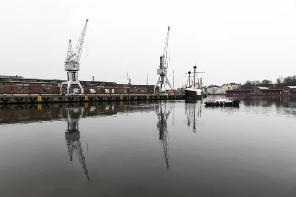 Lubeck Almanya Tekne Vinçler Nehir Trave Lubeck Limanda — Stok fotoğraf