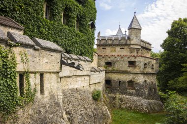 Lichtenstein Castle (Schloss Lichtenstein), Honau, Reutlingen, Almanya Swabian Jura yakınındaki Echaz Vadisi bakan Gotik Revival tarzda inşa edilmiş bir saray gerekçesiyle