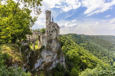 Lichtenstein Şatosu (Schloss Lichtenstein), Güney Almanya 'nın Swabian Jura bölgesinde Honau, Reutlingen yakınlarındaki Echaz vadisine bakan Gotik Diriliş tarzında bir saray.