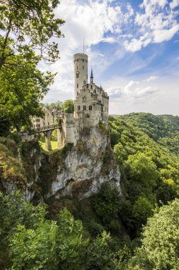 Lichtenstein Şatosu (Schloss Lichtenstein), Güney Almanya 'nın Swabian Jura bölgesinde Honau, Reutlingen yakınlarındaki Echaz vadisine bakan Gotik Diriliş tarzında bir saray.