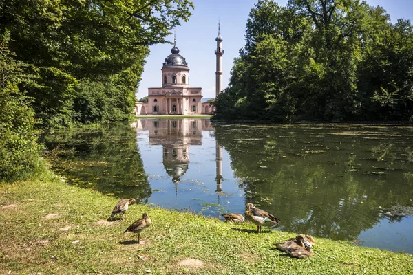 Schwetzingen, Almanya. (Schwetzinger Schlossgarten Schwetzingen Sarayı bahçesinde kırmızı Camii (Rote Moschee))