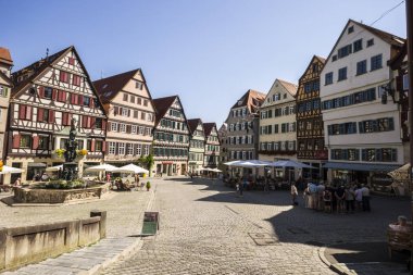 Tübingen, Almanya. Tubingen, Merkezi Baden Wurttemberg bir üniversite kasabasında Marktplatz (Pazar Meydanı), geleneksel Alman evler