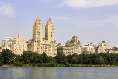 New York şehri. Eldorado 300 Central Park West üzerinde Jacqueline Kennedy Onassis rezervuar görülen Manhattan'ın Upper West Side Central Park ikiz kuleleri olarak da bilinir,