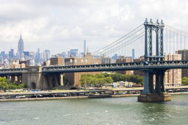 New York şehri. Manhattan Bridge, Doğu Nehri aşağı Manhattan Downtown Brooklyn köprü Brooklyn ile bağlarken çarpılar bir asma köprü