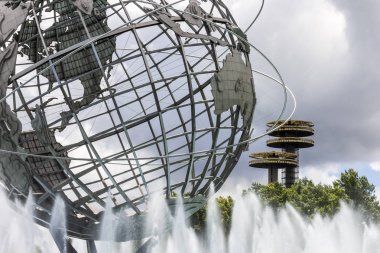 New York şehri. Unisphere, New York Eyalet Pavilion Gözlemevi kuleleri ile Flushing Meadows Corona Park, Queens, Earth küresel paslanmaz çelik temsil