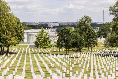 Arlington, Virginia. Mezar taşları ve mezar Arlington Ulusal Mezarlığı, Lincoln Anıtı ve Washington Anıtı için manzaralı bir Amerika Birleşik Devletleri askeri Mezarlığı