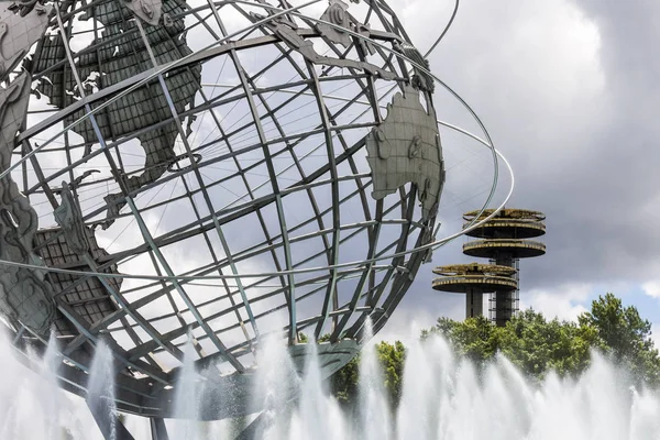 New York şehri. Unisphere, New York Eyalet Pavilion Gözlemevi kuleleri ile Flushing Meadows Corona Park, Queens, Earth küresel paslanmaz çelik temsil