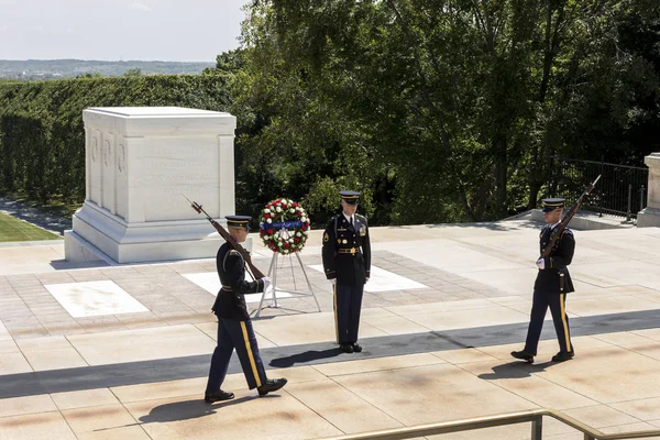 Arlington Virginia Guard Ritüel Meçhul Asker Arlington Ulusal Mezarlığı Türbesi — Stok fotoğraf