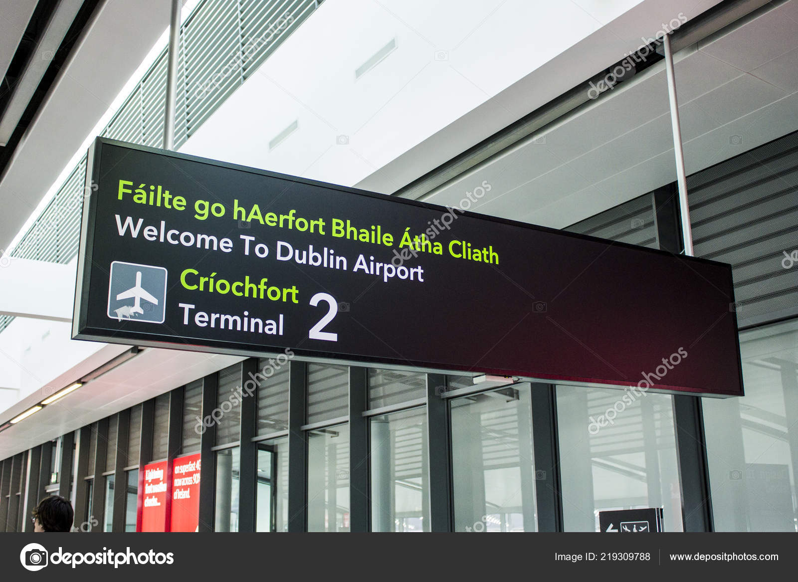 爱尔兰语和英语双语标志在都柏林机场Aerfort Bhaile 布卡阿萨被爱尔兰共和国—— 库存社论照片© jqnoc #219309788