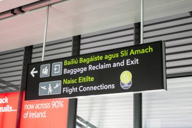 İki dilli ayetlerine İngilizce Dublin Havaalanı (Aerfort Bhaile Atha Cliath), İrlanda ve İrlanda