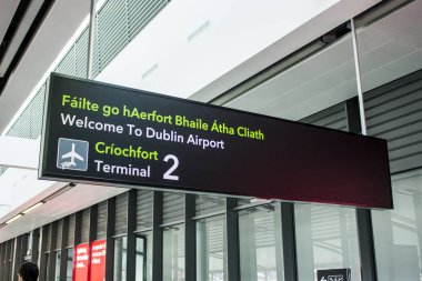 İki dilli ayetlerine İngilizce Dublin Havaalanı (Aerfort Bhaile Atha Cliath), İrlanda ve İrlanda