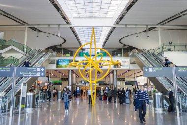 Swords, İrlanda. Dublin ana salonu iç görünüm Havaalanı (Aerfort Bhaile Atha Cliath), kalabalık grubu