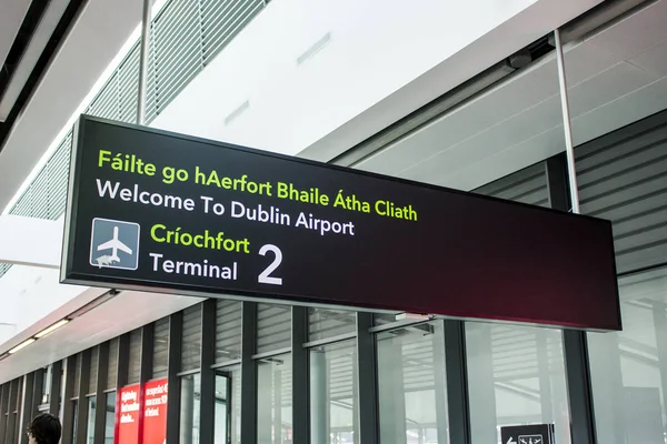 Signos Bilingües Irlandés Inglés Aeropuerto Dublín Aerfort Bhaile Atha Cliath — Foto de Stock