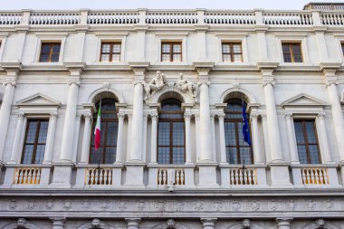 Biblioteca Civica Angelo Mai Tarih Nuovo Palazzo di Bergamo işgal Piazza Vecchia