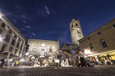 Bergamo Palazzo della Ragione, Contarini Çeşmesi ve Torre Civica ile gece Piazza Vecchia