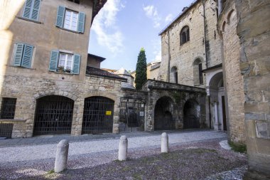 Santa Maria Maggiore Bazilikası, özgün bir Romanesk Yunan çapraz planı ve 17 yüzyıl Barok tadilat dekorasyon ile