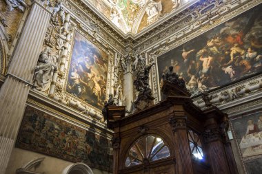 Santa Maria Maggiore Bazilikası, özgün bir Romanesk Yunan çapraz planı ve 17 yüzyıl Barok tadilat dekorasyon ile