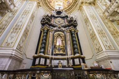İç Bergamo Katedrali (Duomo di Bergamo, Cattedrale di Sant'Alessandro). Bir tek NEF ve Barok dekorasyon ile Latin çapraz zemin planı vardır